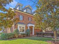 TOWNHOME IN THE HEART OF MYERS PARK
