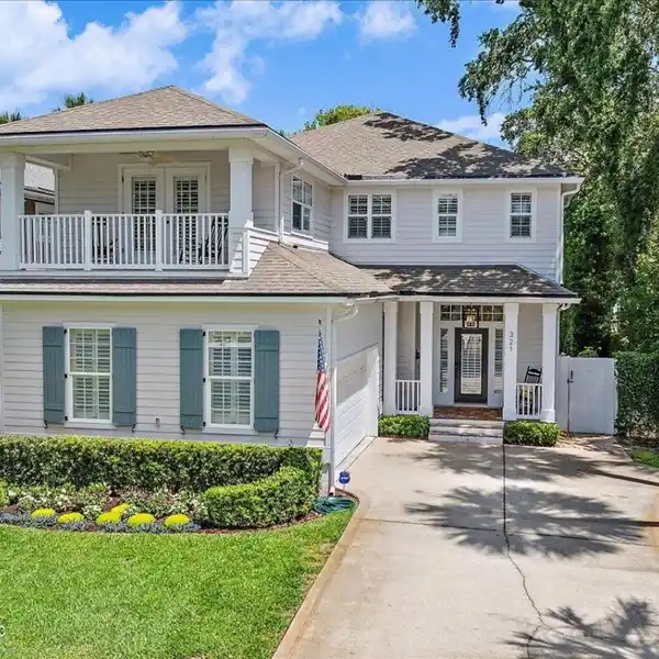 SEASIDE COTTAGE ON A LUSH LOT