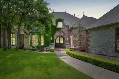 Exquisite Golf Course Residence in Fairfax Estates