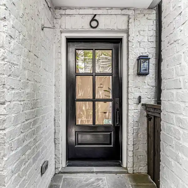 SLEEK TOWNHOME-STYLE CONDO