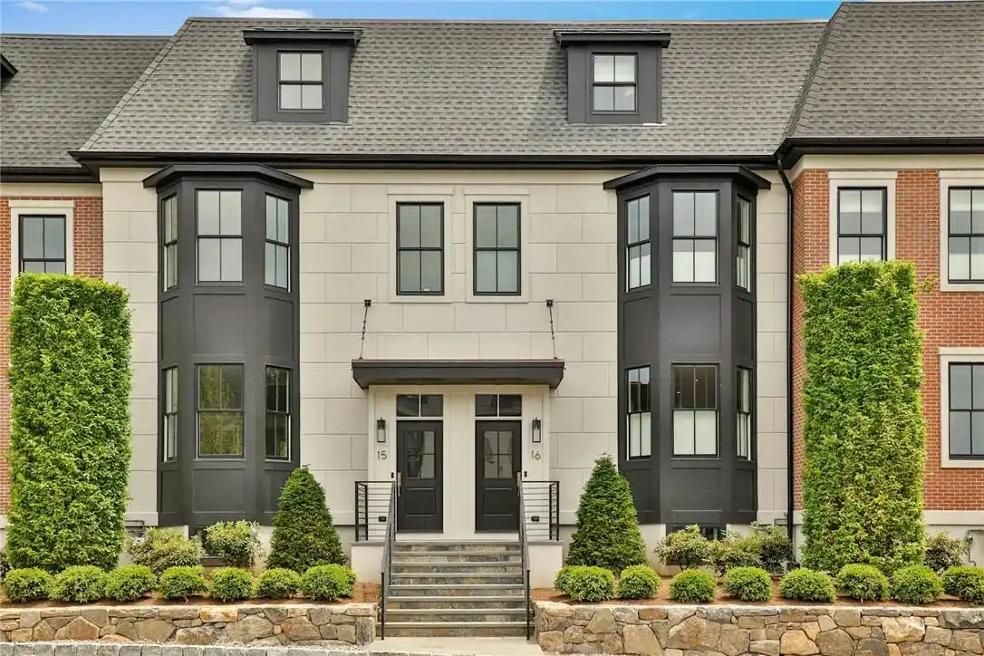 High-end Luxury Townhome in Armonk Close