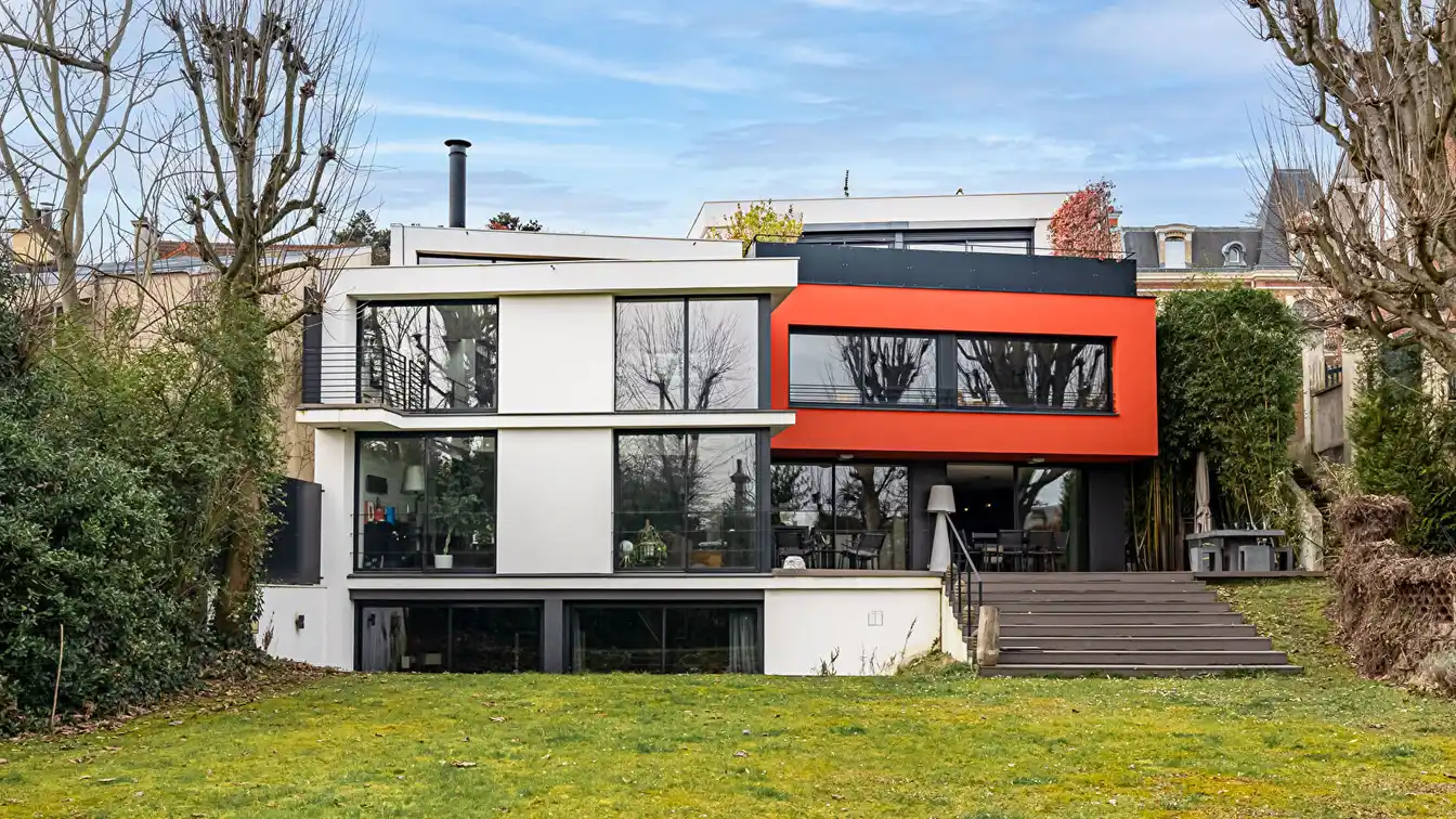 Contemporary Home in a Privileged Environment
