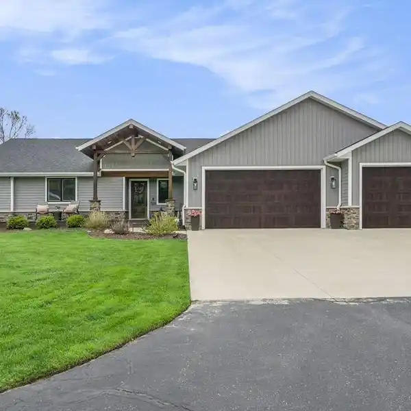 NEWLY RENOVATED COUNTRY ESTATE NEAR ALL CONVENIENCES