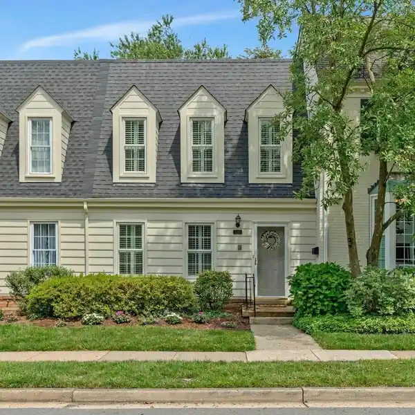BEAUTIFULLY MAINTAINED TOWNHOUSE IN KINGS MANOR