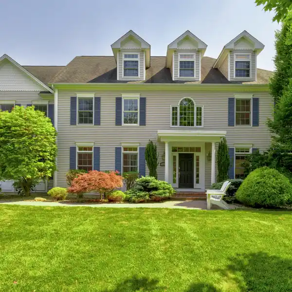CUSTOM COLONIAL IN DESIRABLE LANDON'S KNOLL