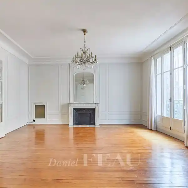 CLASSICALLY DETAILED FOUR BEDROOM APARTMENT