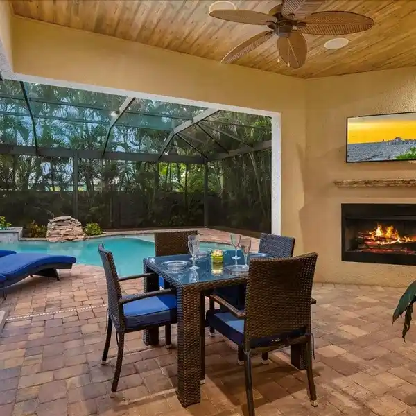 BEAUTIFULLY MAINTAINED HOME IN NAPLES PARK