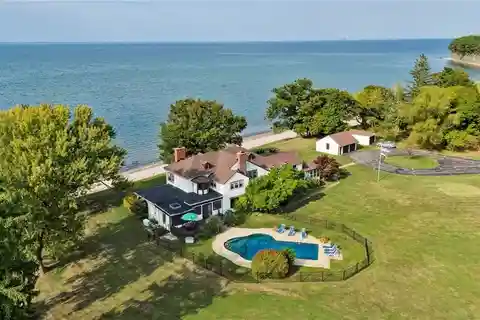 Tranquil and Luxurious Lakefront Estate
