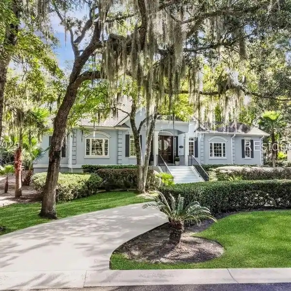 TIMELESS ARCHITECTURE MEETS COASTAL LIVING IN HILTON HEAD