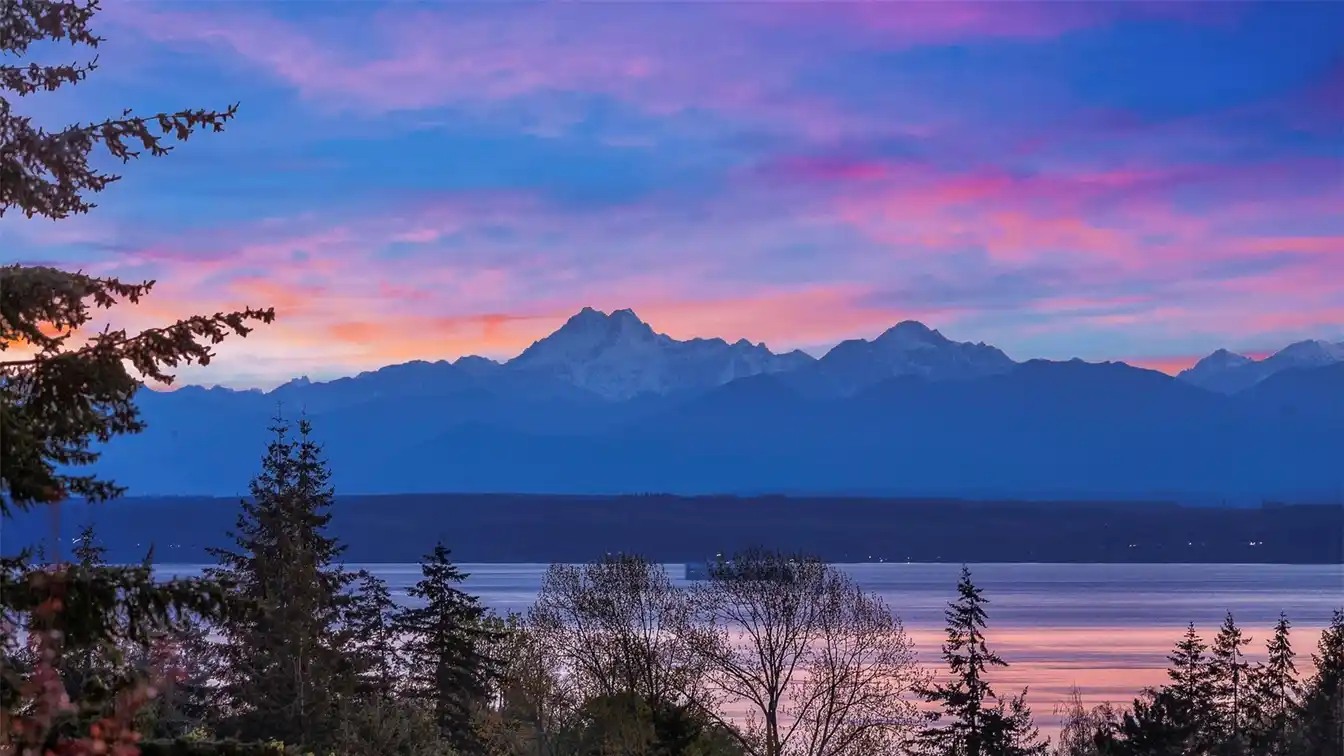 One-of-a-kind Daylight Rambler with Sweeping Views
