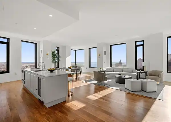 CORNER PENTHOUSE OVERLOOKING THE GREENWAY
