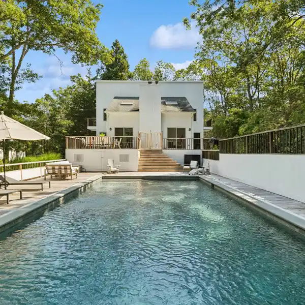 RENOVATED CONTEMPORARY RETREAT NEAR EAST HAMPTON BEACHES