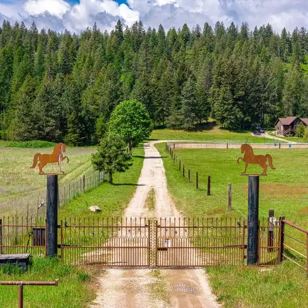 SPECIAL EQUINE FACILITY AND LOVELY HOME