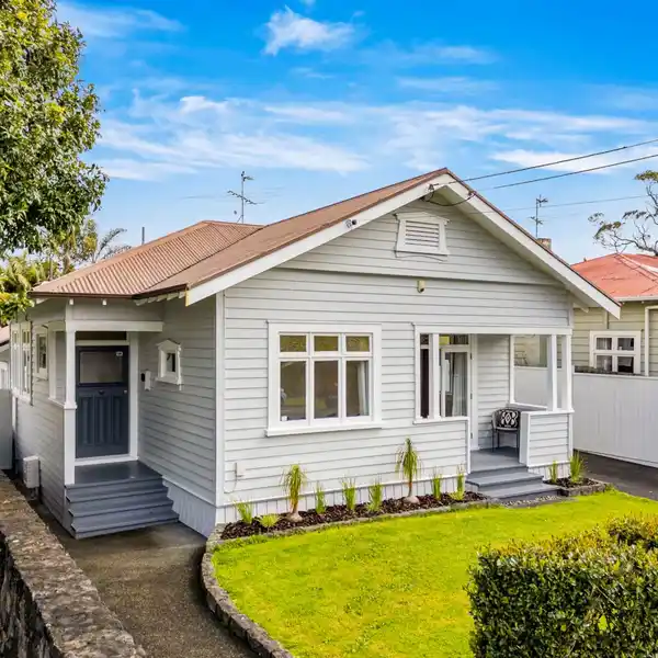 SUNLIT BUNGALOW WITH EFFORTLESS OUTDOOR LIVING