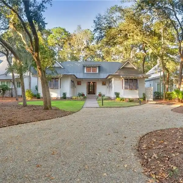 BRIGHT AND OPEN CONTEMPORARY SINGLE-LEVEL