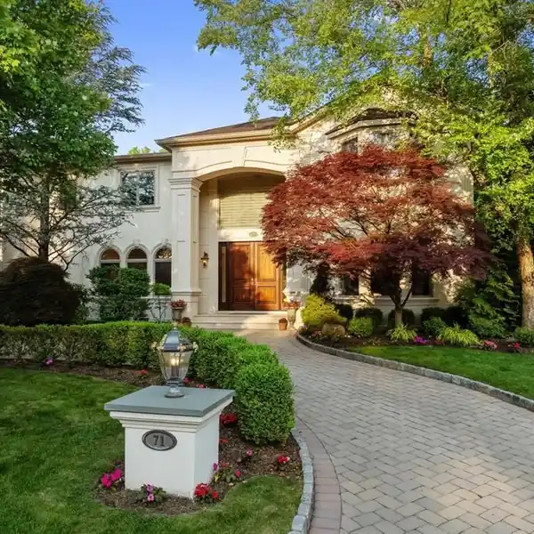 EXCEPTIONAL RESIDENCE ON A PRESTIGIOUS STREET