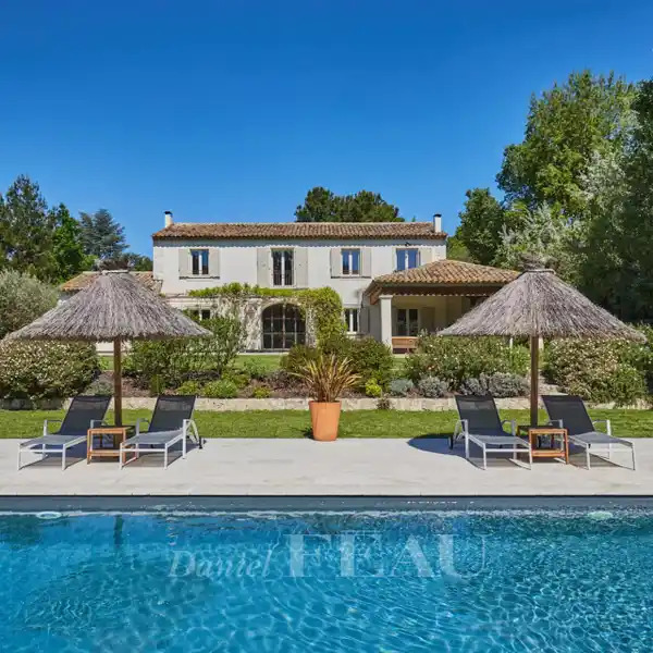 BRIGHT NEWER HOME IN AN IDYLLIC SETTING