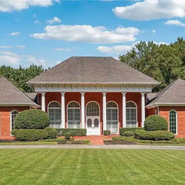 EXPANSIVE BRICK ESTATE POTENTIAL IN AN UNBEATABLE LOCATION