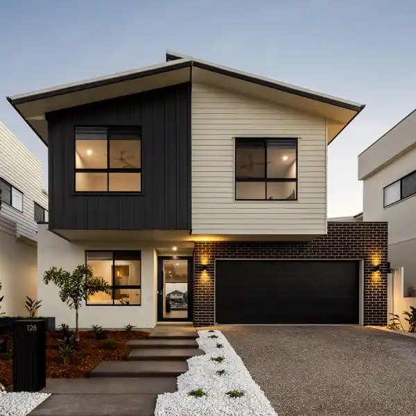 PRESTIGIOUS COOLUM PARADE WATERFRONT FAMILY ESTATE