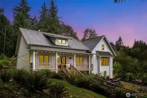 Modern Farmhouse Retreat with Scenic Serenity