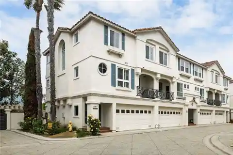 Spacious Townhome in Gated Community with Modern Kitchen