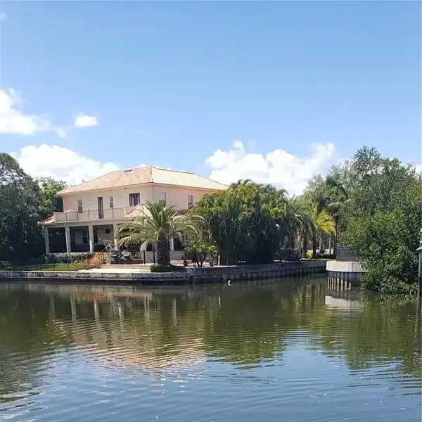 GREAT CANAL-FRONT OPPORTUNITY