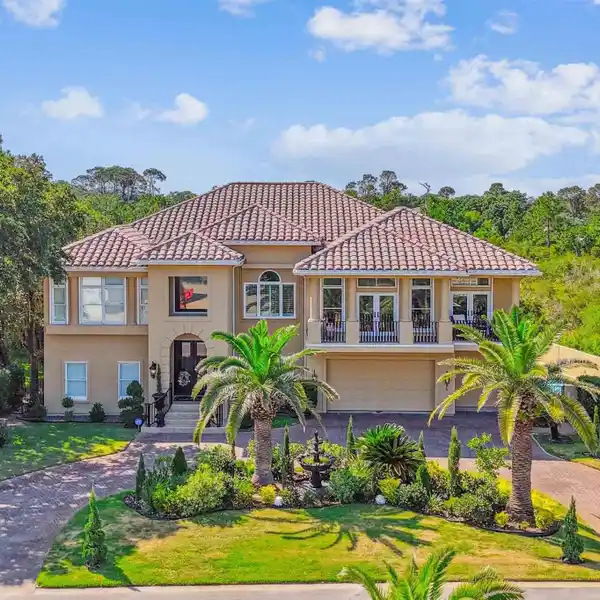 STUNNING HOME BORDERING NATURE PRESERVE