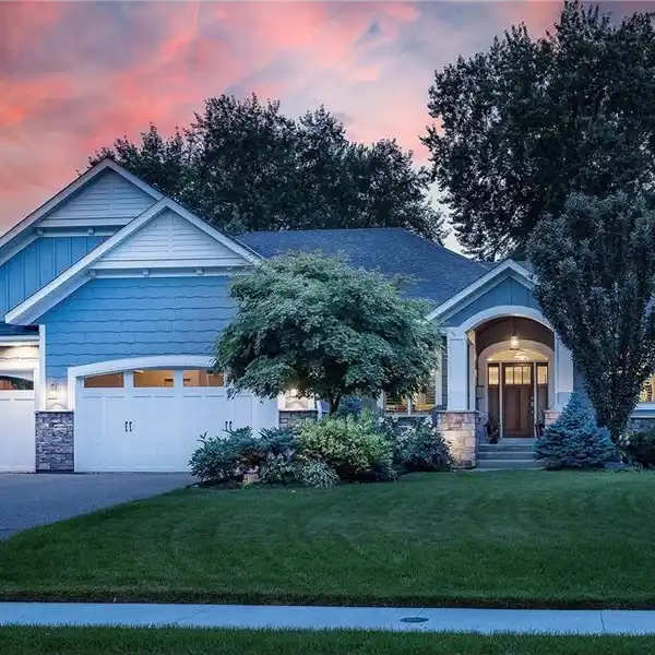 LUXURY MEETS LIVABILITY JUST STEPS FROM BROWNDALE PARK