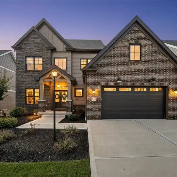 ELEGANT LIVING WITH DYNAMIC VIEWS