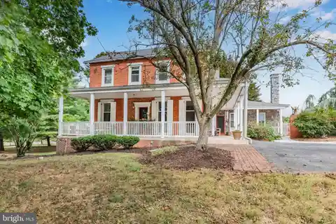 Charming Early Colonial Farmhouse with Modern Amenities