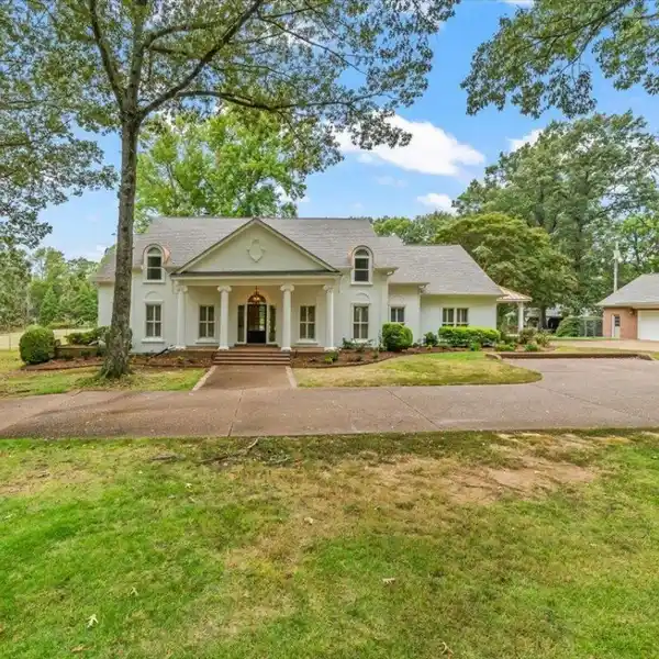 SCENIC FIVE-ACRE LUXURY ESTATE