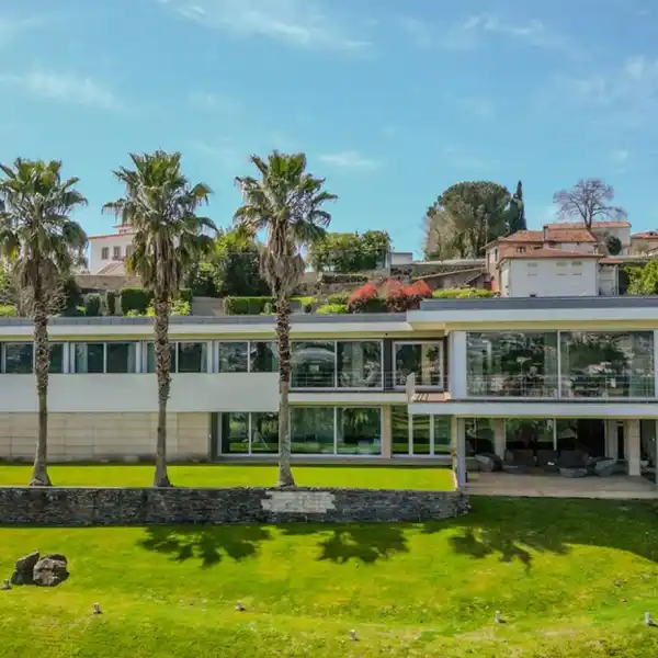 FANTASTIC VILLA WITH EXPANSIVE PRIVATE GARDENS