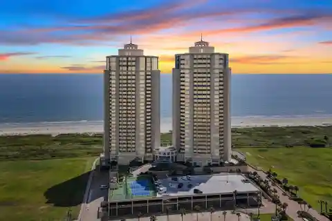 Exceptional 20th-Floor Residence