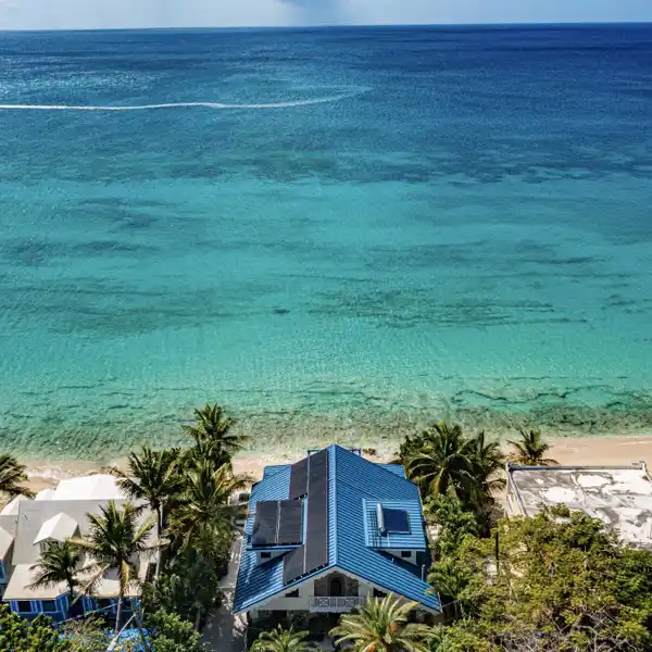 HIGH-END WATERFRONT RETREAT