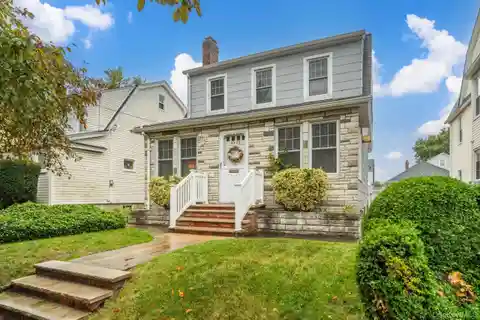 Inviting Colonial with Lasting Character