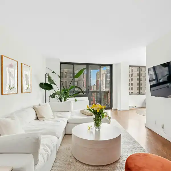 STYLISH RENTAL IN A FULL-SERVICE BUILDING