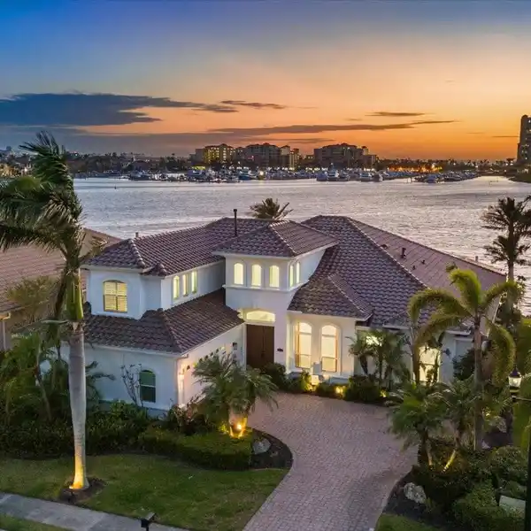 BEAUTIFULLY MODERNIZED RESIDENCE IN RIVIERA DUNES