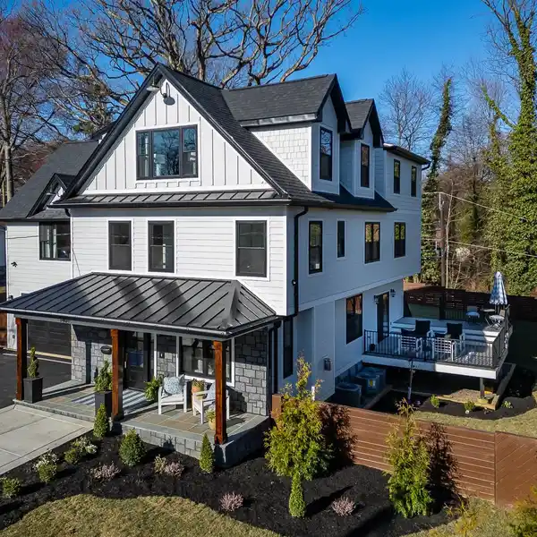 IMMACULATE HOME IN DESIRABLE BEECHWOOD