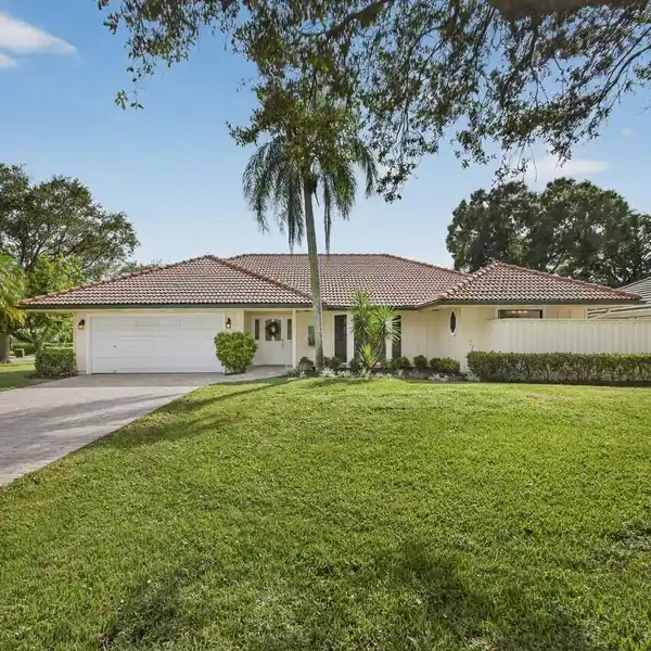 BEAUTIFUL LIGHT-FILLED RESIDENCE SURROUNDED BY LUSH LANDSCAPING