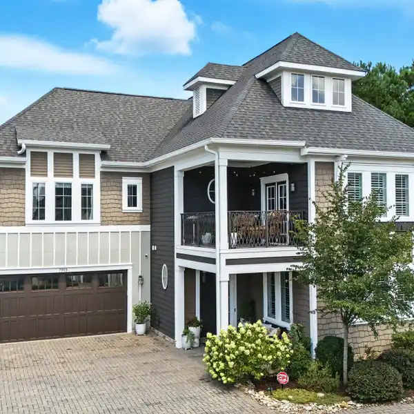 BEAUTIFULLY APPOINTED TOWNHOME IN REA VIEW COURT