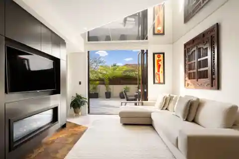 Luxurious Courtyard Apartment in a Boutique Building