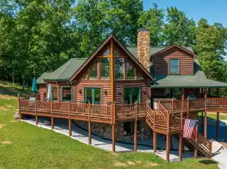 Luxurious Log Cabin on over 14 Acres