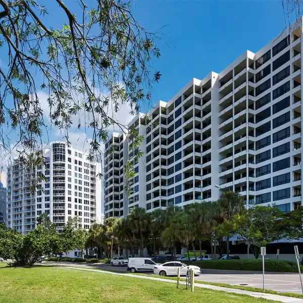 BAYFRONT LUXURY CONDO WITH EXPANSIVE SKYLINE VIEWS