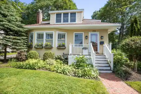 Beautiful Bungalow-style Home in Little Harbor