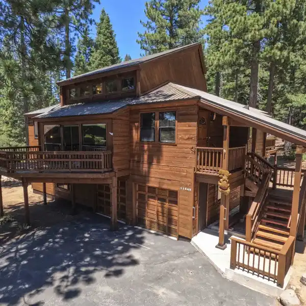 SPACIOUS TAHOE DONNER GETAWAY BACKING TO GREENBELT
