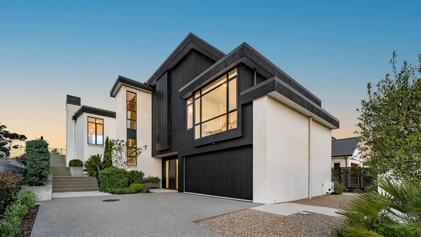 Extraordinary Residence by the Golf Course