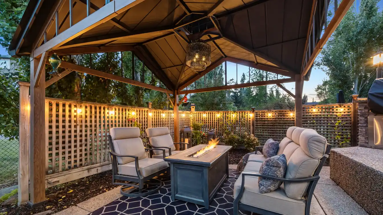 Exceptional Executive Bungalow in Sought After Evercreek Bluffs