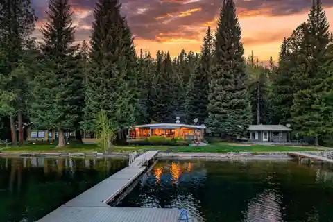 Delightful Lakefront Retreat