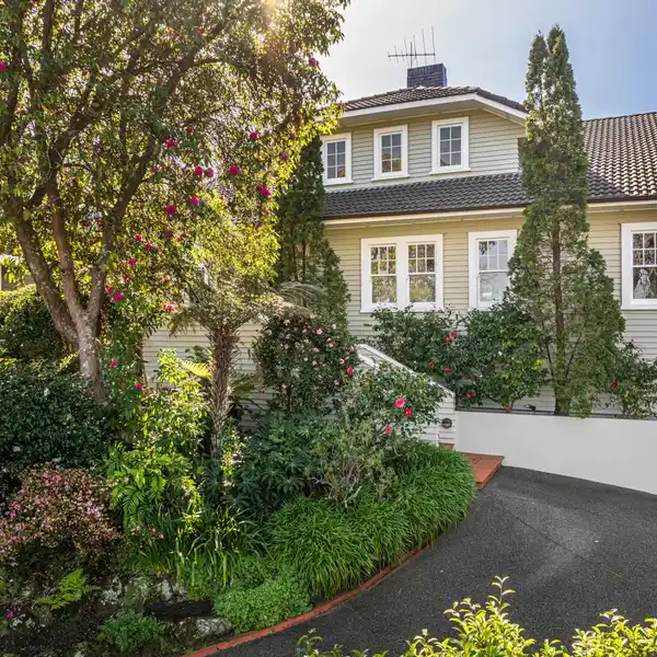 EARLY 1920S RESIDENCE WITH BREATH-TAKING PANORAMIC VIEWS