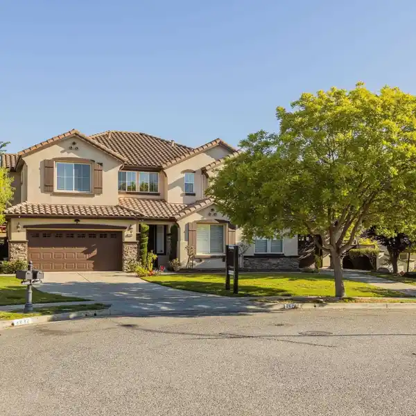 DESIRABLE SILVER OAK ESTATE HOME